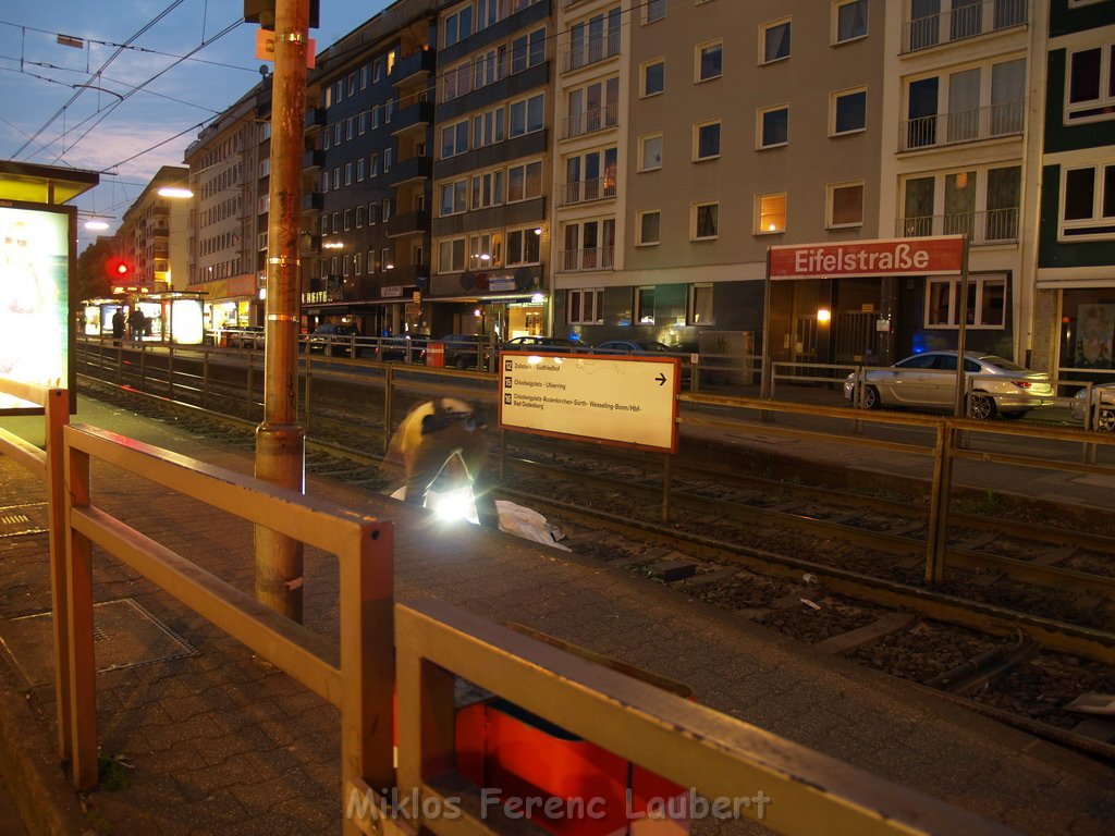 Person unter KVB Bahn Koeln Eifelstr P10.JPG